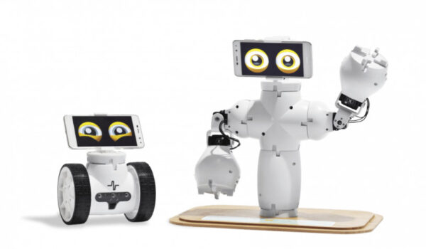 Dwa białe roboty edukacyjne JIMU z ekranami smartfonów zamiast twarzy.