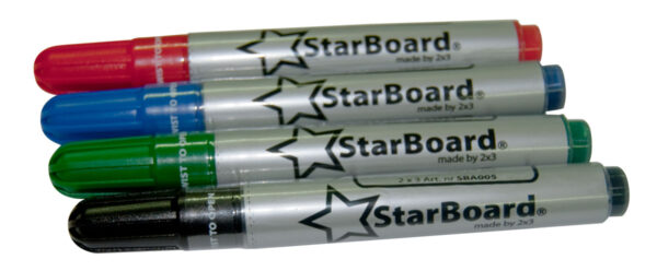 Cztery kolorowe markery do tablic suchościeralnych StarBoard 2x3 w kolorach czerwonym, niebieskim, zielonym i czarnym.
