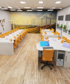 Nowoczesna sala komputerowa z fototapetą farmy wiatrowej, drewnianymi biurkami i pomarańczowymi krzesłami.