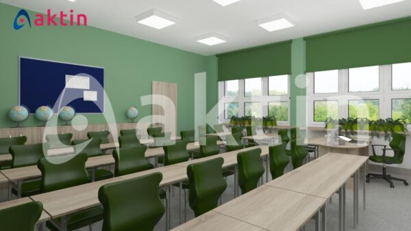 Nowoczesna sala lekcyjna z drewnianymi ławkami, zielonymi krzesłami, globusami i tablicą, projekt wnętrza Aktin.