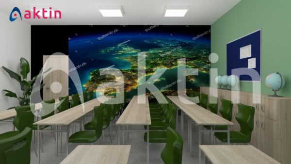 Nowoczesna sala lekcyjna z fototapetą przedstawiającą mapę Europy nocą i logo firmy Aktin.