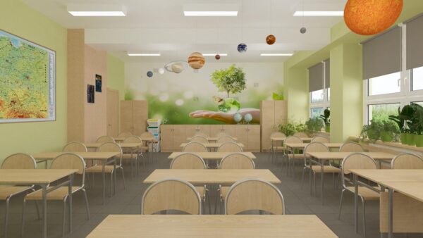 Nowoczesna sala lekcyjna z drewnianymi ławkami, mapą na ścianie i wiszącymi modelami planet Układu Słonecznego.