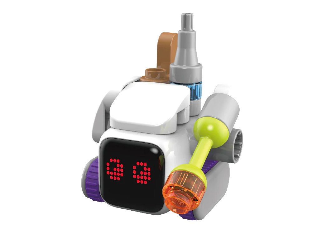 Mały robot zbudowany z klocków z cyfrowym ekranem wyświetlającym czerwone oczy.