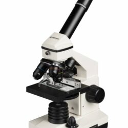 70209_bresser-microscope-biolux-nv-20-1280x_01 Biały mikroskop optyczny Bresser z trzema obiektywami o powiększeniach 4x, 10x i 40x.