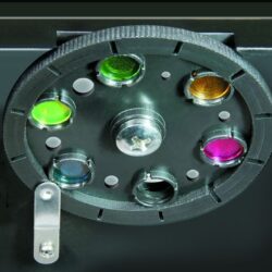 70209_bresser-microscope-biolux-nv-20-1280x_05 Obrotowe koło z kolorowymi filtrami optycznymi mikroskopu.