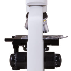 70332_bresser-miscroscope-erudit-dlx-40-600x_04 Biały mikroskop laboratoryjny z widocznym numerem seryjnym 1847120.