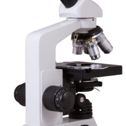 70332_bresser-miscroscope-erudit-dlx-40-600x_05 Mikroskop optyczny Bresser z obiektywami i okularem na białym tle.