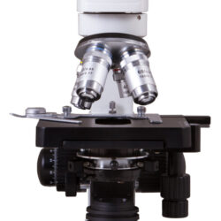 70332_bresser-miscroscope-erudit-dlx-40-600x_06 Mikroskop biologiczny z trzema obiektywami i okularem WF10X na białym tle.