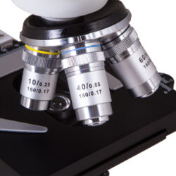 70332_bresser-miscroscope-erudit-dlx-40-600x_07 Rewolwerowy obiektyw mikroskopu z soczewkami o powiększeniach 10x, 40x i 60x.