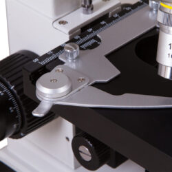 70332_bresser-miscroscope-erudit-dlx-40-600x_08 Stolik mikroskopu z uchwytem preparatu i obiektywem o powiększeniu 10x.