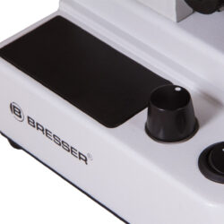 70332_bresser-miscroscope-erudit-dlx-40-600x_10 Podstawa mikroskopu Bresser z pokrętłem regulacji jasności i włącznikiem zasilania.