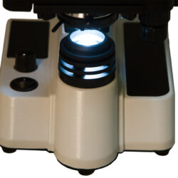 70332_bresser-miscroscope-erudit-dlx-40-600x_11 Podstawa mikroskopu z włączonym oświetleniem dolnym.