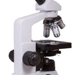 72350_bresser-microscope-erudit-dlx-40-1000x_03 Mikroskop biologiczny Bresser z obrotową głowicą i pokrętłami ostrości.