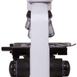 72350_bresser-microscope-erudit-dlx-40-1000x_04 Mikroskop laboratoryjny z widocznym numerem seryjnym 1803504.