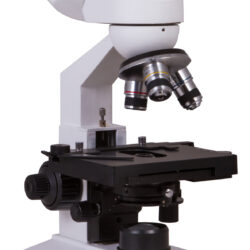 73761_bresser-microscope-erudit-basic-40-400x_02 Biały mikroskop binokularowy marki Bresser z obrotową głowicą z obiektywami.