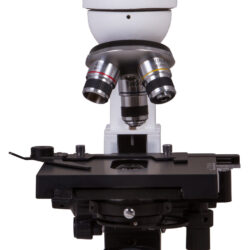 73761_bresser-microscope-erudit-basic-40-400x_03 Binokularowy mikroskop laboratoryjny na białym tle.
