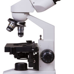 73761_bresser-microscope-erudit-basic-40-400x_04 Biały mikroskop optyczny z okularami WF10x na białym tle.