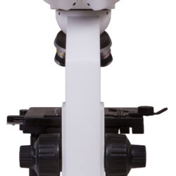 73761_bresser-microscope-erudit-basic-40-400x_05 Binokularowy mikroskop laboratoryjny w widoku od przodu.