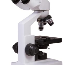 73761_bresser-microscope-erudit-basic-40-400x_06 Biały mikroskop binokularowy marki Bresser z czarnym stolikiem przedmiotowym.