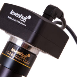 Kamera cyfrowa Levenhuk D320L PLUS 3.1M z adapterem mikroskopowym podłączona kablem USB.