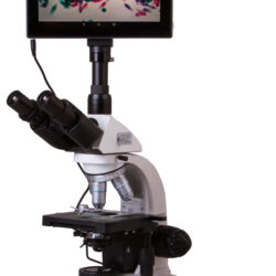 Mikroskop cyfrowy Levenhuk MED z ekranem LCD wyświetlającym obraz preparatu biologicznego.