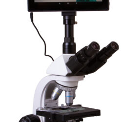 Mikroskop cyfrowy Levenhuk MED Series z tabletem wyświetlającym obraz preparatu biologicznego.