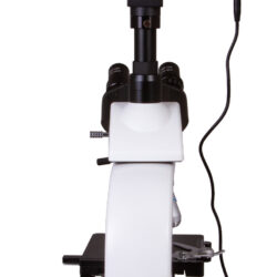 Mikroskop cyfrowy z wbudowanym ekranem LCD, widok od tyłu.