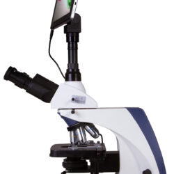 Mikroskop laboratoryjny z zamontowanym tabletem wyświetlającym obraz preparatu.
