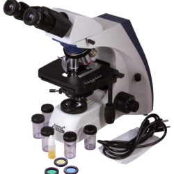74000_levenhuk-med-35b-binocular-microscope_01 Mikroskop laboratoryjny Levenhuk MED Series z akcesoriami: pojemnikami na próbki, odczynnikiem i filtrami.