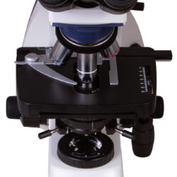 74000_levenhuk-med-35b-binocular-microscope_03 Mikroskop binokularowy Levenhuk serii MED z widocznym stolikiem przedmiotowym i obiektywami.