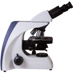 74000_levenhuk-med-35b-binocular-microscope_05 Mikroskop laboratoryjny z obrotową głowicą i pokrętłami regulacji ostrości.
