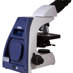 74000_levenhuk-med-35b-binocular-microscope_06 Mikroskop laboratoryjny z obiektywami i okularami na białym tle.