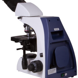 74000_levenhuk-med-35b-binocular-microscope_08 Mikroskop optyczny laboratoryjny z widocznym panelem sterowania i zasilania.