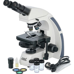 74008_levenhuk-med-45b-binocular-microscope_01 Mikroskop laboratoryjny Levenhuk MED Series z zestawem akcesoriów, filtrów i kablem zasilającym.