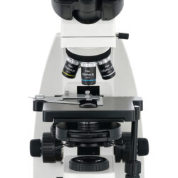74008_levenhuk-med-45b-binocular-microscope_03 Mikroskop laboratoryjny Levenhuk MED Series z okularami i trzema obiektywami.