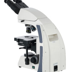 74008_levenhuk-med-45b-binocular-microscope_05 Biały mikroskop laboratoryjny z obiektywami i okularami na białym tle.