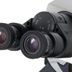 74008_levenhuk-med-45b-binocular-microscope_06 Głowica binokularowa mikroskopu z okularami WF 10x/22 i skalą rozstawu źrenic.