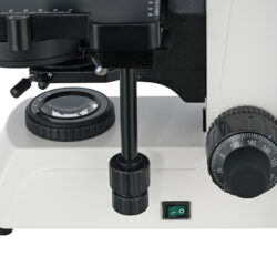74008_levenhuk-med-45b-binocular-microscope_08 Podstawa mikroskopu z pokrętłem regulacji ostrości, przesuwnym stolikiem i włącznikiem zasilania.