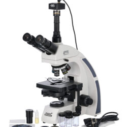 74010_levenhuk-med-d45t-digital-trinocular-microscope_01 Mikroskop laboratoryjny Levenhuk MED z kamerą cyfrową i zestawem akcesoriów na białym tle.