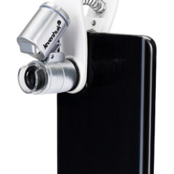 74108_levenhuk-pocket-microscope-zeno-cash-zc4_03 Mikroskop mobilny Levenhuk zamocowany na smartfonie.