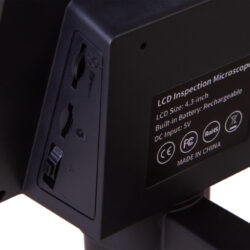 Tylna część mikroskopu cyfrowego z ekranem LCD oraz specyfikacją techniczną i portami.