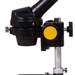 74784_bresser-microscope-national-geographic-20x-monocular_02 Mikroskop stereoskopowy z czarną głowicą i pokrętłami do regulacji ostrości.