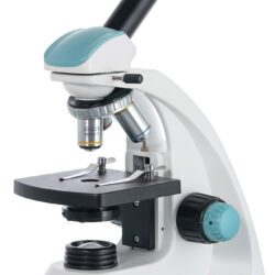 75419_levenhuk-microscope-400m_02 Mikroskop biologiczny Levenhuk z obiektywem 10/0.25 i okularem WF10X na białym tle.