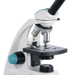 75419_levenhuk-microscope-400m_03 Mikroskop edukacyjny Levenhuk z okularami WF10X na białym tle.