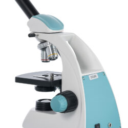 75419_levenhuk-microscope-400m_04 Mikroskop biologiczny z okularem WF10X na białym tle.