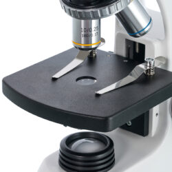 75419_levenhuk-microscope-400m_06 Stolik przedmiotowy mikroskopu optycznego Levenhuk z obiektywem o parametrach 10/0.25 160/0.17.