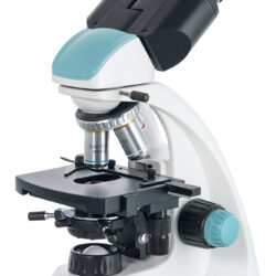 75420_levenhuk-microscope-400b_02 Mikroskop dwuokularowy Levenhuk z obiektywami i stolikiem przedmiotowym na białym tle.