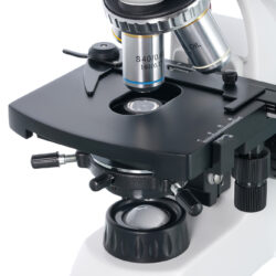 75420_levenhuk-microscope-400b_06 Mikroskop biologiczny Levenhuk z widocznym obiektywem S40/0.65 na czarnym stoliku przedmiotowym.