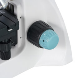 75420_levenhuk-microscope-400b_08 Pokrętło mikrometryczne mikroskopu z podziałką i czarnym uchwytem.