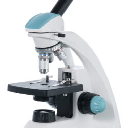 75424_levenhuk-microscope-500m_02 Mikroskop biologiczny Levenhuk z białym korpusem i błękitnymi elementami regulacyjnymi.